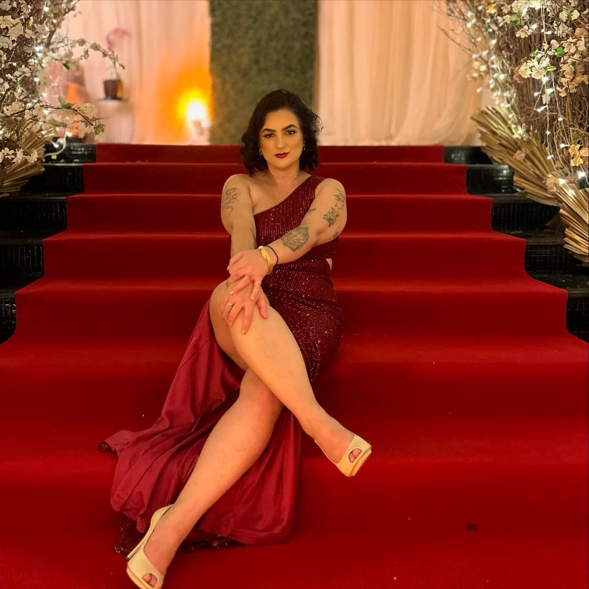 Dra. Luana Cabral em vestido longo, retrato editorial de corpo inteiro
