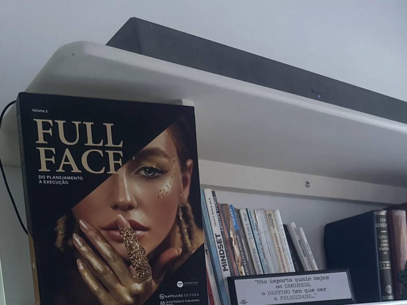 Estante com livros técnicos de estética na clínica