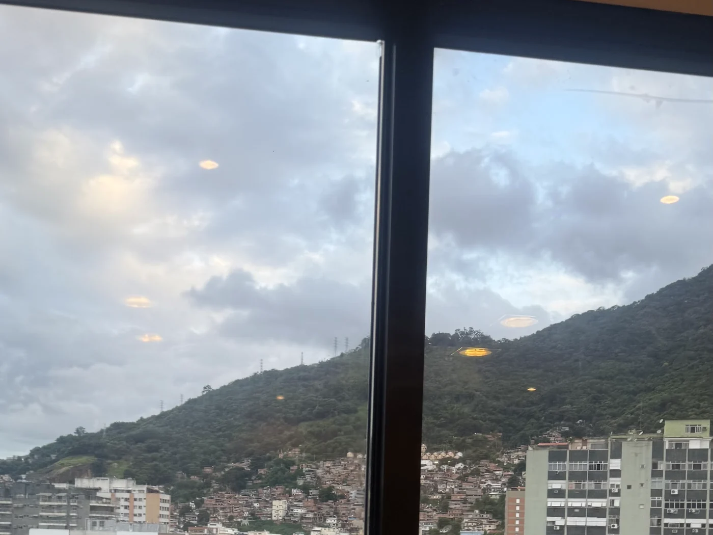 Vista da janela do consultório, com o morro e os prédios da Tijuca